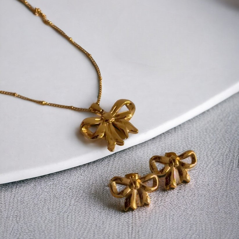 18Kt Unique Bow Drop Pendant Set