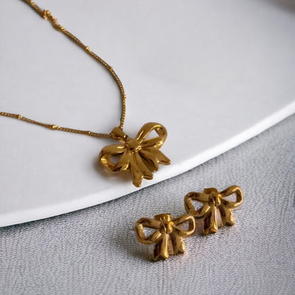 18Kt Unique Bow Drop Pendant Set