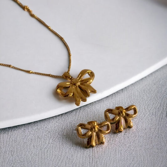 18Kt Unique Bow Drop Pendant Set